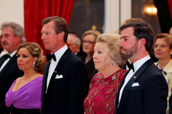 Le prince Guillaume, grand-duc héritier de Luxembourg, assiste depuis plusieurs années ses parents, le grand-duc Henri de Luxembourg et son épouse la grande-duchesse Maria Teresa, comme ici lors d'une visite officielle aux Pays-Bas, du 20 au 22 mars 2012.