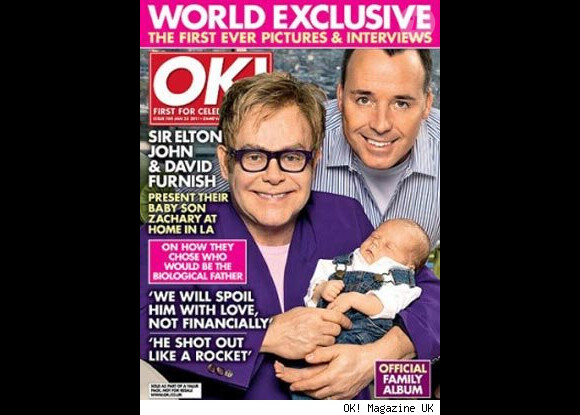 Elton John et David Furnish présentent leur premier enfant Zachary, début 2011 dans le magazine britannique OK!