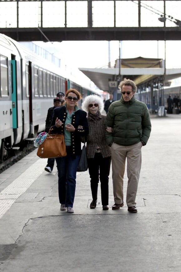 Cayetana, l'inénarrable duchesse d'Albe de 86 ans, et son jeune mari Alfonso Diez, 62 ans, sont arrivés à Paris (Gare d'Austerlitz) le 26 avril 2012 pour leur lune de miel, plusieurs mois après leur spectaculaire mariage à Séville le 5 octobre 2011.