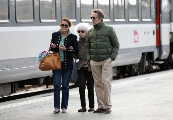 Cayetana, l'inénarrable duchesse d'Albe de 86 ans, et son jeune mari Alfonso Diez, 62 ans, sont arrivés à Paris (Gare d'Austerlitz) le 26 avril 2012 pour leur lune de miel, plusieurs mois après leur spectaculaire mariage à Séville le 5 octobre 2011.