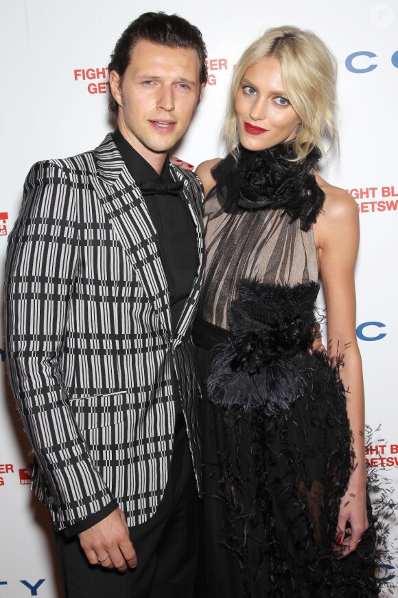 Le top Anja Rubik et son époux Sasha Knezeviclors d'un gala de charité organisé au restaurant new-yorkais Cipriani. Le 26 avril 2012