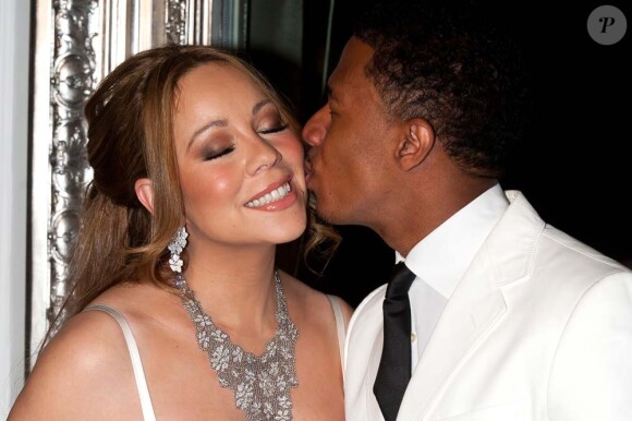 Mariah Carey et Nick Cannon s'embrassent dans leur suite du Plaza Athénée, à Paris, le 27 avril 2012.