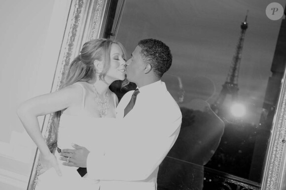 Mariah Carey et Nick Cannon dans leur suite du Plaza Athénée, devant la tour Eiffel, à Paris, le 27 avril 2012.