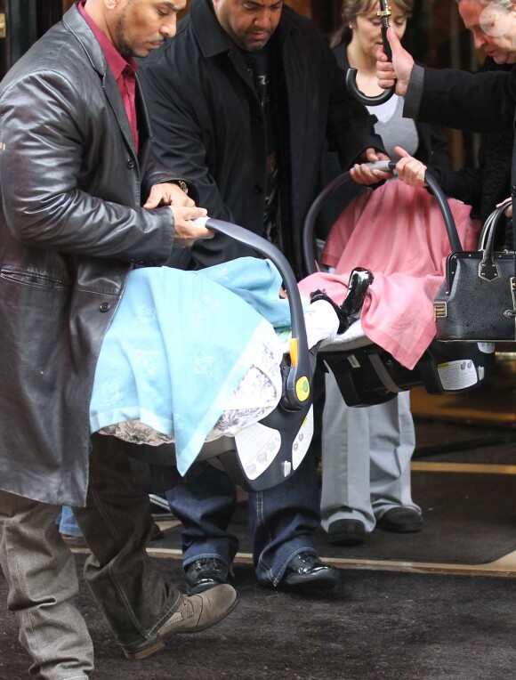 Les jumeaux accompagnent Mariah Carey en virée shopping chez Azzedine Alaïa, à Paris, le 28 avril 2012.