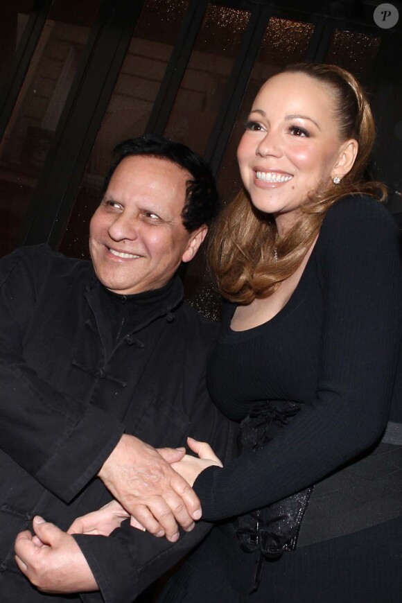 Mariah Carey pose avec le couturier Azzedine Alaïa, à Paris, le 28 avril 2012.