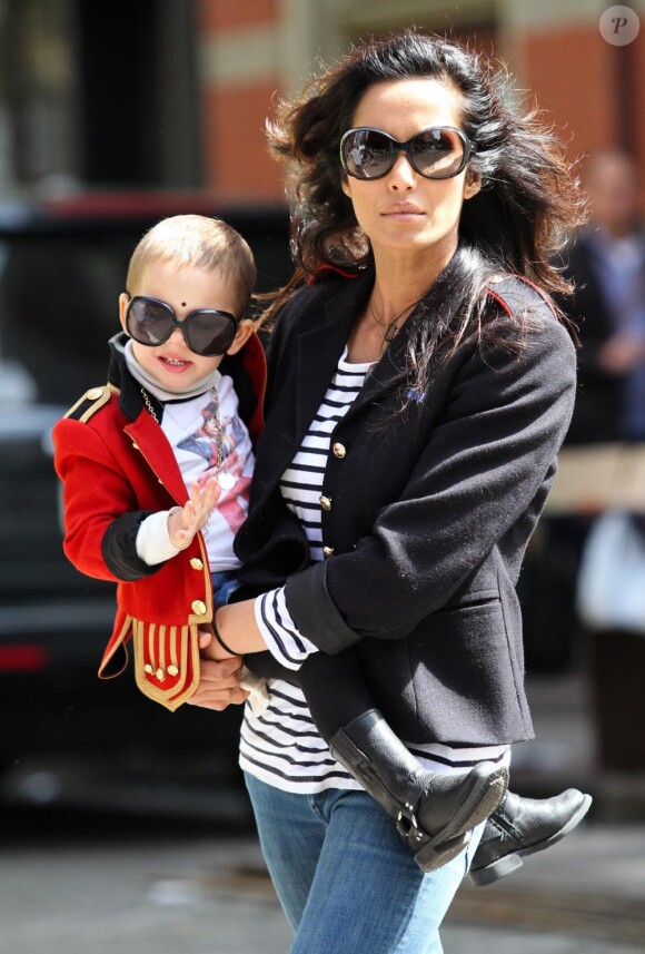 Padma Lakshmi coordonne son look à celui de sa fille dans les rues de Soho. A New York le 28 avril 2012.