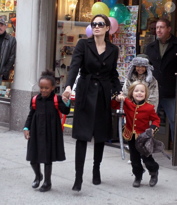 Shiloh avec sa soeur Zahara et sa mère Angelina Jole font du shopping à New York le 7 décembre 2010.