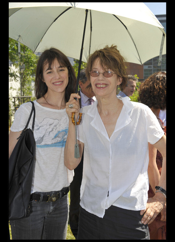 Charlotte Gainsbourg et sa mère Jane Birkin en juillet 2010