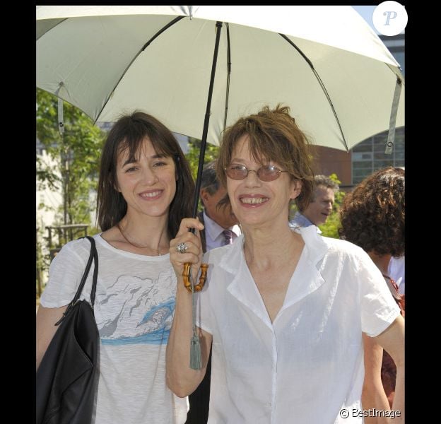 Charlotte Gainsbourg et sa mère Jane Birkin en juillet 2010