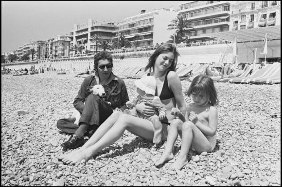 Charlotte Gainsbourg avec ses parents Serge Gainsbourg et Jane Birkin en 1972 à Nice