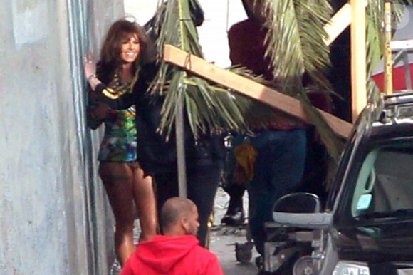 Cheryl Cole sur le tournage de son clip Call my name le 31 mars 2012, à la veille du dévoilement du morceau en Angleterre. Le clip a été dévoilé le 2 mai 2012.