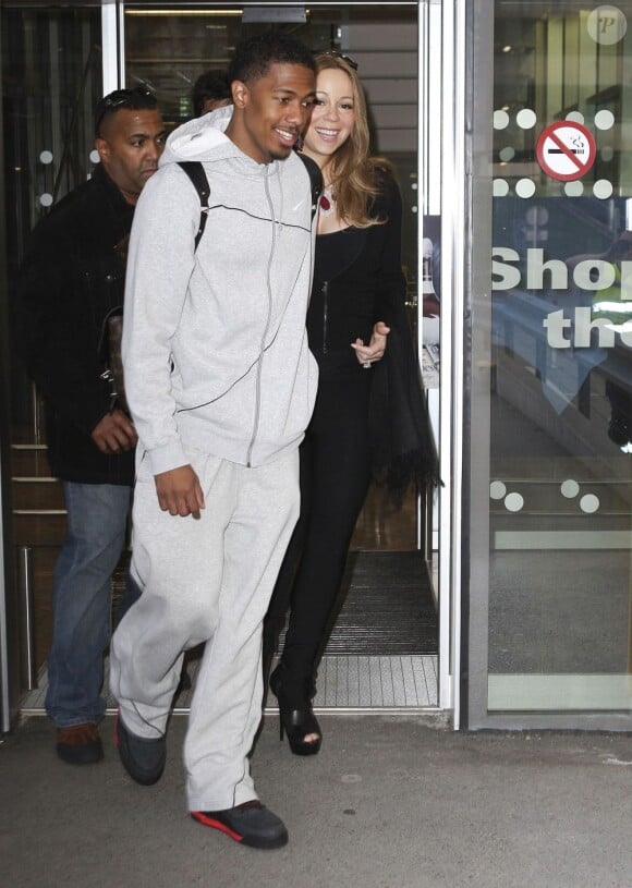 Mariah Carey, accompagnée de son mari Nick Cannon, arrive à l'aéroport d'Innsbruck. Le 30 avril 2012.