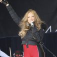Mariah Carey, moulée dans une combinaison rouge, clôture la saison de ski avec un concert en plein air à la station de Ischgl en Autriche. Le 30 avril 2012.