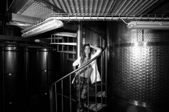 Dans les caves, Drew Barrymore pose pour la promotion de son vin, le Barrymore Pinot Grigio
