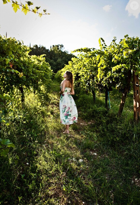 Dans les vignes, Drew Barrymore pose pour la promotion de son vin, le Barrymore Pinot Grigio
