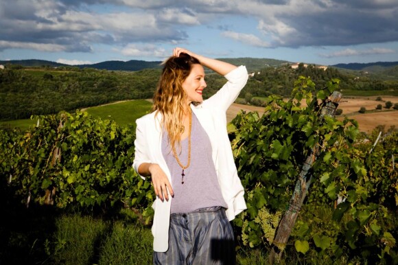 Drew Barrymore pose pour la promotion de son vin, le Barrymore Pinot Grigio