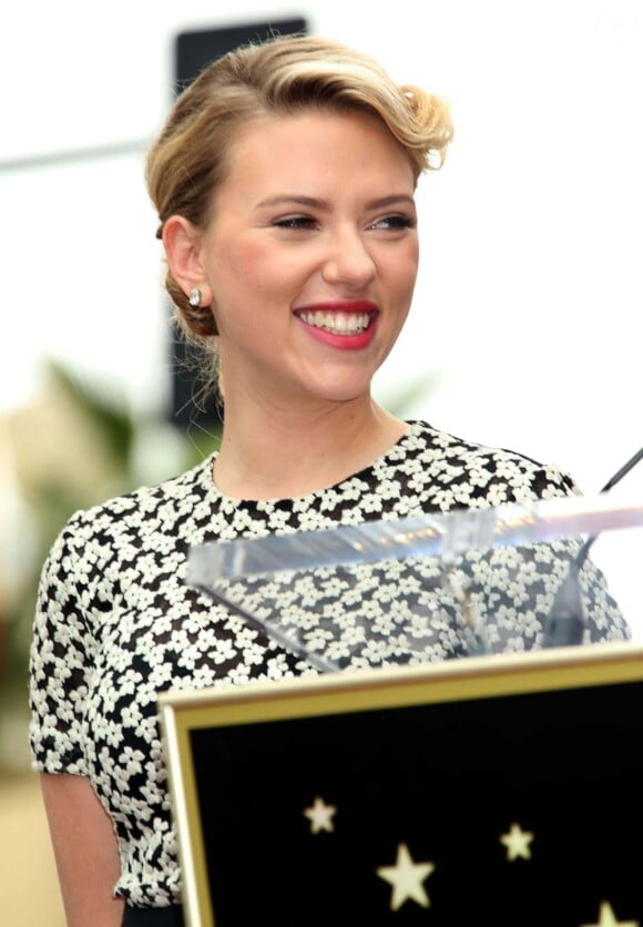 Scarlett Johansson reçoit une étoile sur le Walk Of Fame à Los Angeles, le 2 mai 2012.