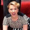 Scarlett Johansson reçoit une étoile sur le Walk Of Fame à Los Angeles, le 2 mai 2012.