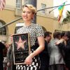 Scarlett Johansson reçoit une étoile sur le Walk Of Fame à Los Angeles (2 mai 2012).