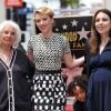 Scarlett Johansson, entourée de sa grand-mère Dorothy, de sa mère Melanie Sloan et de sa soeur Fenan, reçoit une étoile sur le Walk Of Fame à Los Angeles, le 2 mai 2012.
