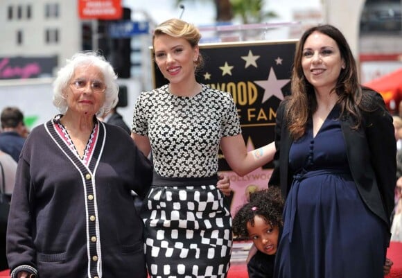 Scarlett Johansson, entourée de sa grand-mère Dorothy, de sa mère Melanie Sloan et de sa soeur Fenan, reçoit une étoile sur le Walk Of Fame à Los Angeles, le 2 mai 2012.