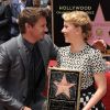 Jeremy Renner félicite Scarlett Johansson qui reçoit une étoile sur le Walk Of Fame à Los Angeles, le 2 mai 2012.