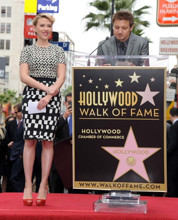 Jeremy Renner félicite Scarlett Johansson qui reçoit une étoile sur le Walk Of Fame à Los Angeles, le 2 mai 2012.