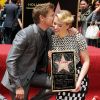 Scarlett Johansson, accompagnée de l'acteur Jeremy Renner, inaugure son étoile sur Hollywood Boulevard à Los Angeles.