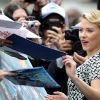 Scarlett Johansson signe des autographes à ses fans pour l'inauguration de son étoile sur Hollywood Boulevard à Los Angeles.