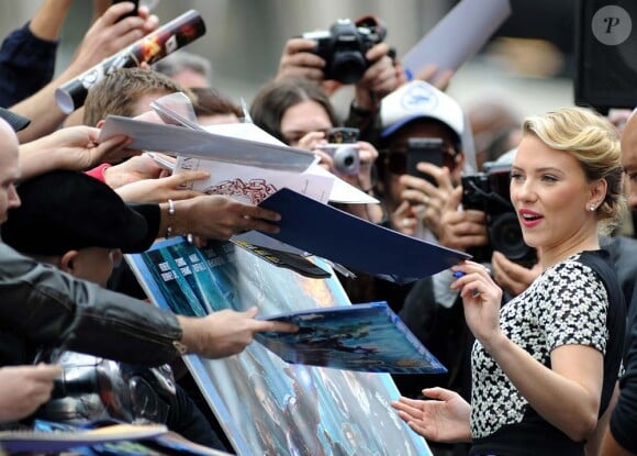 Scarlett Johansson signe des autographes à ses fans pour l'inauguration de son étoile sur Hollywood Boulevard à Los Angeles.