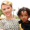 Scarlett Johansson, accompagnée de sa petite soeur Fenan Sloan, inaugure son étoile sur Hollywood Boulevard à Los Angeles.