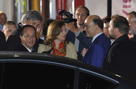 François Hollande et Valérie Trierweiler quittent le studio où vient de se dérouler le débat de l'entre-deux tours musclé, à La Plaine Saint-Denis, le 2 mai 2012.