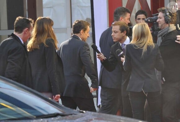 Nicolas Sarkozy et Carla Bruni arrivent au Studio 107 ou se tiendra le débat de l'entre-deux tours, à La Plaine Saint-Denis, le 2 mai 2012.
