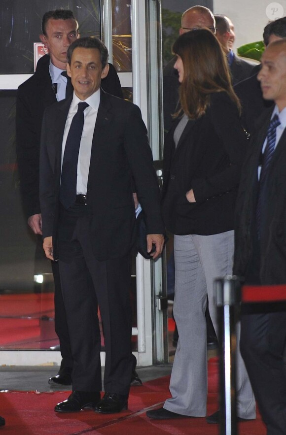 Nicolas Sarkozy et Carla Bruni repartent avec le sourire d'un débat de l'entre-deux tours musclé, à La Plaine Saint-Denis, le 2 mai 2012.