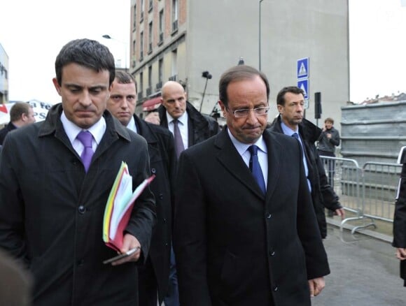 François et Manuel Valls, directeur de la communication de sa campagne, arrive au studio 107 où se tiendra le débat de l'entre-deux tours musclé, à La Plaine Saint-Denis, le 2 mai 2012.