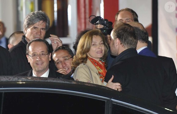 François Hollande et Valérie Trierweiler quittent le studio après un débat de l'entre-deux tours musclé, à La Plaine Saint-Denis, le 2 mai 2012.