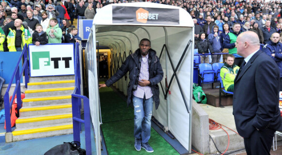 Fabrice Muamba acclamé dans le stade de Bolton, après avoir été victime d'un arrêt cardiaque en mars dernier, le 2 mai 2012