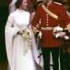 Mark Phillips avait épousé la princesse Anne en 1973. Leur divorce a été prononcé en 1992, mettant un terme à une histoire assez dramatique dont la presse a fait ses choux gras...
A 63 ans, Mark Phillips, père de Zara et Peter Phillips, divorce de sa seconde épouse Sandy Pflueger, 58 ans, pour vivre avec sa nouvelle conquête, la cavalière américaine Lauren Hough, 35 ans.