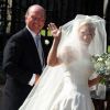 Le capitaine Mark Phillips menant sa fille Zara à l'autel, le 30 juillet 2011, jour de son mariage avec Mike Tindall, à Edimbourg.
A 63 ans, Mark Phillips, père de Zara et Peter Phillips, divorce de sa seconde épouse Sandy Pflueger, 58 ans, pour vivre avec sa nouvelle conquête, la cavalière américaine Lauren Hough, 35 ans.