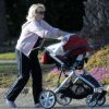 La maman de Ben Affleck balade Samuel, 3e enfant de Ben et Jennifer, en avril 2012.