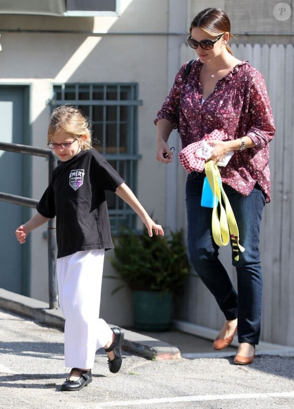Violet et sa maman Jennifer à la sortie de son cours de karaté. 4 mai 2012