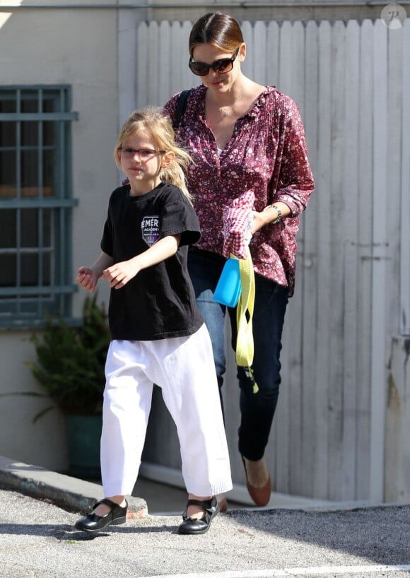Jennifer Garner en compagnie de Violet à la sortie de son cours de karaté. 4 mai 2012