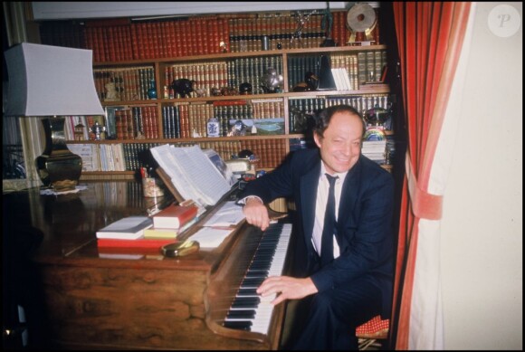 Charles Dumont chez lui à Paris, en 1984.