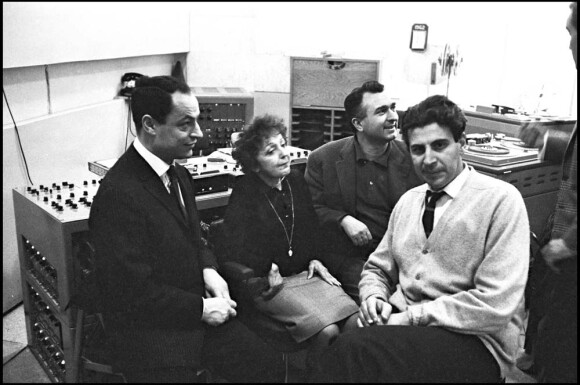 Charles Dumont (à gauche) et Edith Piaf en studio à Paris, en 1963.
