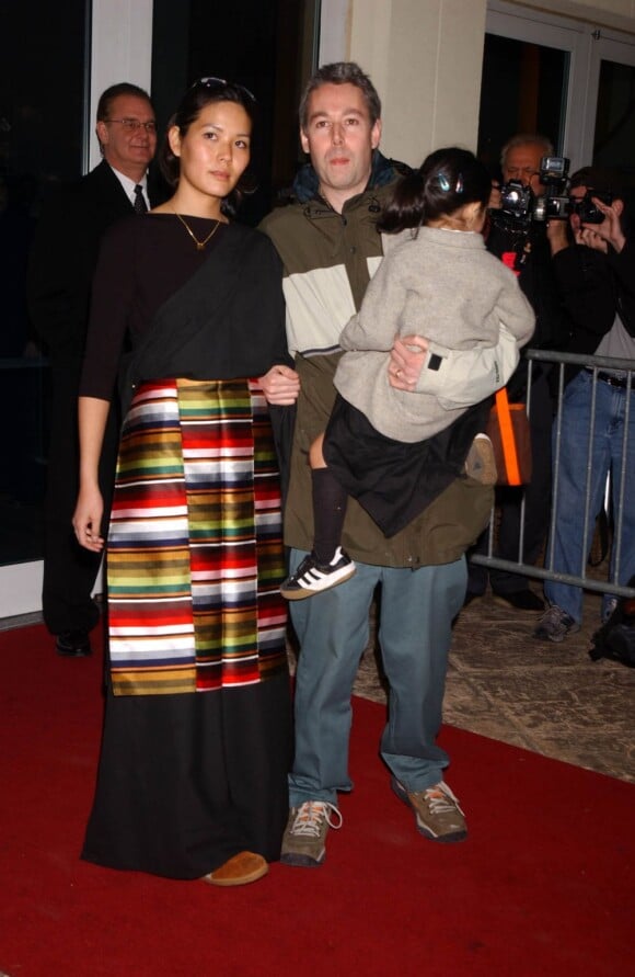 Adam Yauch accompagné de son épouse Dechen, dans ses bras, leur fille Tenzin, à New York, le 28 janvier 2002.