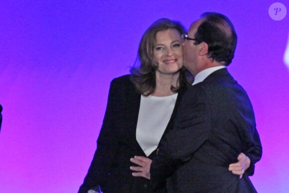François Hollande et Valérie Trierweiler sur la place de la Cathédrale à Tulle. Il est 21h30, le dimanche 6 mai. Il vient d'être élu président de la République.