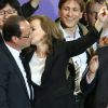 François Hollande et Valérie Trierweiler sur la place de la Bastille à Paris. Il est minuit passé, le lundi 7 mai.