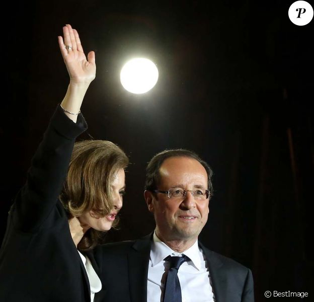 François Hollande et Valérie Trierweiler sur la place de la Bastille à Paris. Il est minuit passé, le lundi 7 mai.
