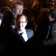 François Hollande quitte la place de la Bastille vers deux heures du matin, ce lundi 7 mai, pour regagner son domicile du XVe arrondissement de Paris.