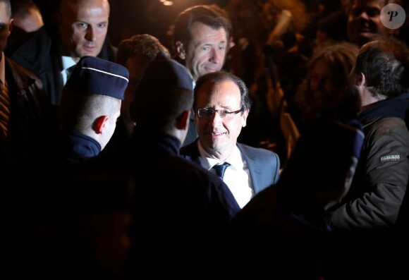 François Hollande quitte la place de la Bastille vers deux heures du matin, ce lundi 7 mai, pour regagner son domicile du XVe arrondissement de Paris.